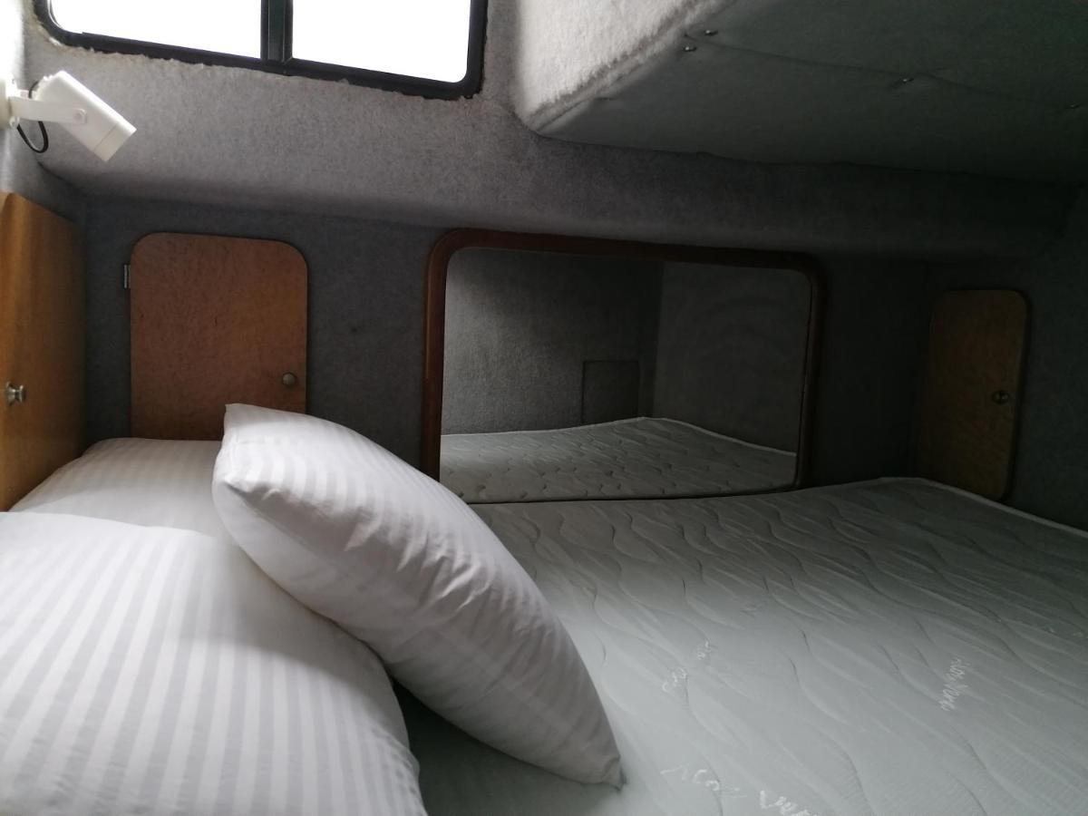 Sejour Insolite Sur Un Yacht. Bateau Hotel A Quai. Ла Рошел Екстериор снимка